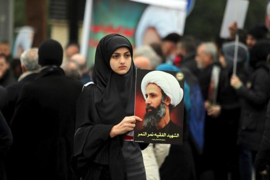 فتاة تحمل صورة الشيخ نمر النمر، الذي أُعدم مع 46 آخرين في السعودية، خلال مظاهرة ضد هذا الإعدام أمام مقر للأمم المتحدة في بيروت، لبنان، 3 يناير/كانون الثاني 2016. 