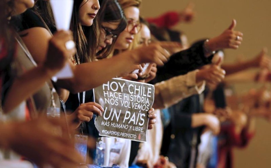 Manifestantes levantan sus pulgares en señal de aprobación a favor de un proyecto de ley que busca aliviar la estricta prohibición del aborto en el país durante una demostración en el Congreso. Valparaiso, Chile 17  de marzo de 2016.
