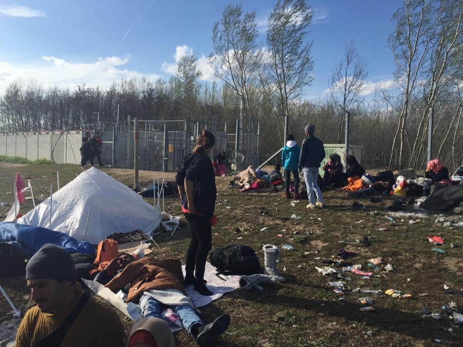 Des demandeurs d'asile en attente d’être admis dans la zone de transit de Röszke, dans le sud de la Hongrie, près de la frontière avec la Serbie, le 31 mars 2016.