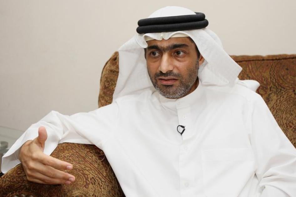 أحمد منصور يتحدث إلى رويترز في دبي، الإمارات العربية المتحدة، 30 نوفمبر/تشرين الثاني 2011. 