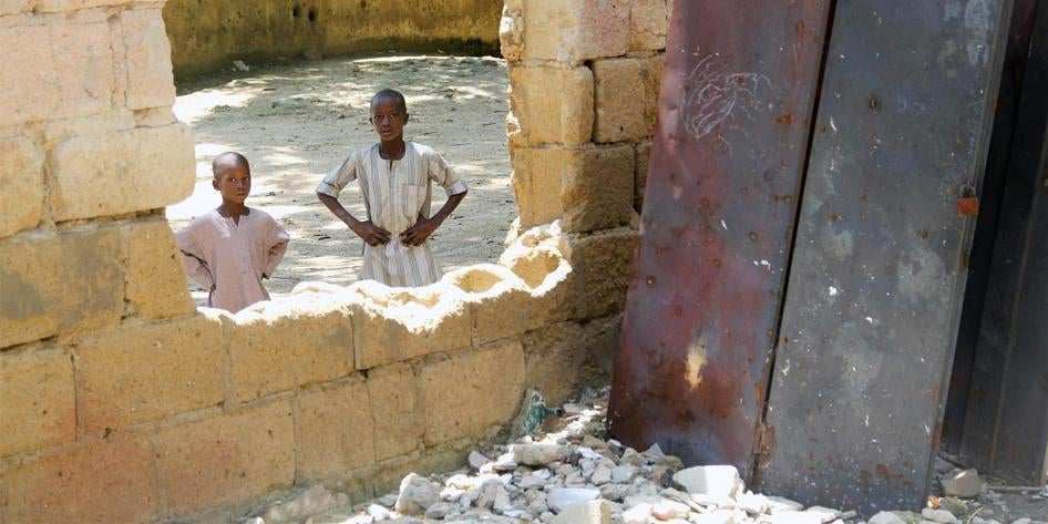 孩童们流连在2010年和2013年损毁于博科圣地组织攻击的博尔诺州小学残垣。这所学校建于1915年，是尼日利亚东北部的第一所小学。