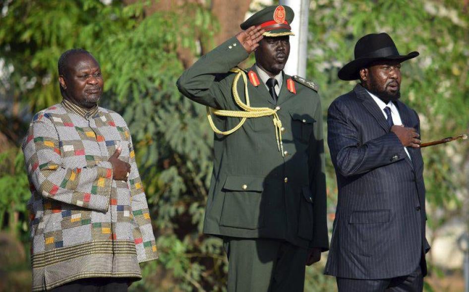 Presiden Sudan Selatan Salva Kiir (kanan) bersama pemimpin oposisi, Riek Machar (kiri), dalam pengambilan sumpah Machar sebagai wakil presiden di Juba, ibukota Sudan Selatan, 26 April 2016. 