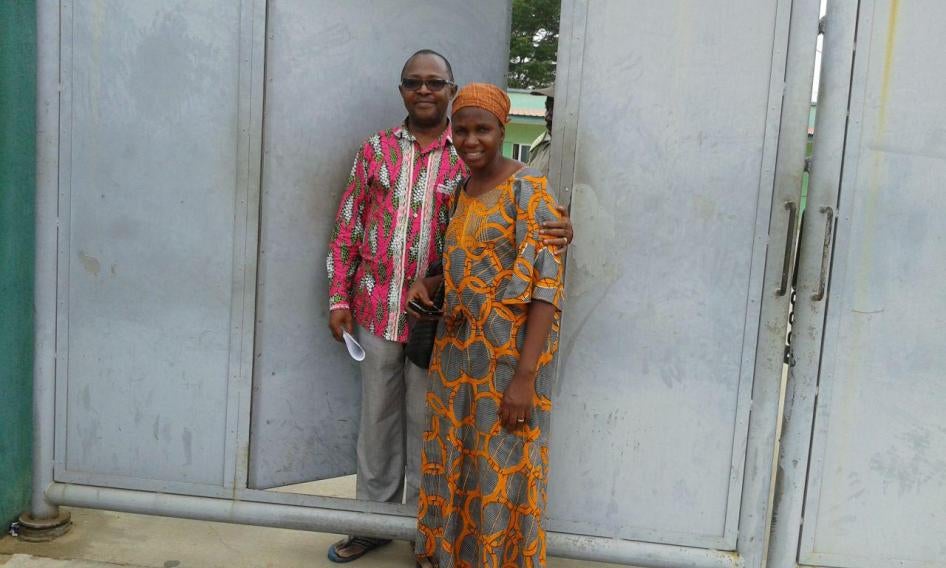 A esposa de Mavungo, Adolfina Mavungo, o encontrou aos portões da prisão de Cabinda, após ele ter sido solto na sexta-feira de manhã, 20 de maio de 2016.
