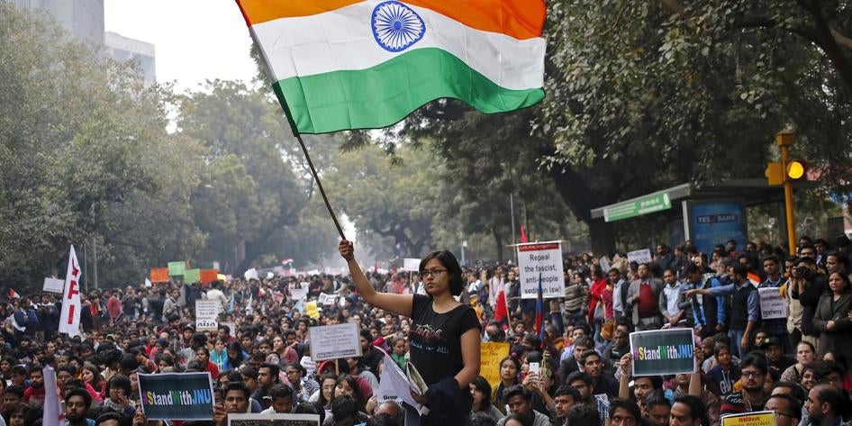 Une manifestante brandit le drapeau de l'Inde lors d'une manifestation, le 18 février 2016 à New Delhi, la capitale, réclamant la remise en liberté de Kanhaiya Kumar, un dirigeant syndical étudiant accusé de sédition. L'année 2016 est marquée par une fort