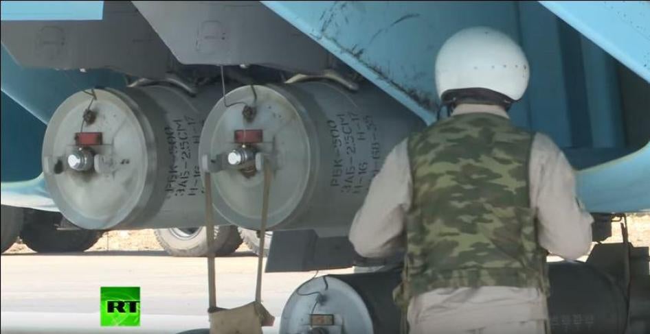 Кадр, где виден объект, в котором специалисты Хьюман Райтс Вотч по вооружениям опознали зажигательные бомбы РБК-500 ЗАБ-2,5СМ, установленные на российском истребителе на российской авиабазе в Сирии, 18 июня 2016 года.