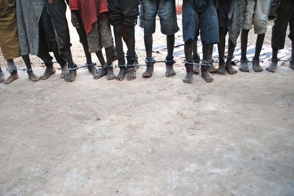 Plus d'une dizaine de talibés âgés de 6 à 14 ans ont été découverts les fers aux pieds dans leur école coranique à Diourbel, au Sénégal, en février 2016. 