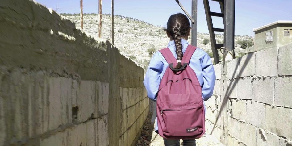 براء، )10 أعوام(، من الغوطة بسوريا، ذاهبة إلى المدرسة من مخيمها غير الرسمي في جبل لبنان.