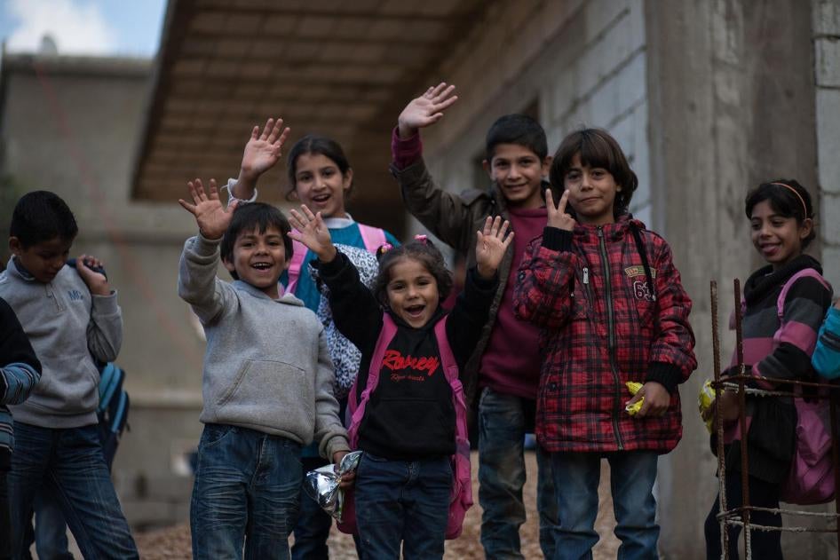 Crianças sírias refugiadas à caminho da escola em Monte Líbano.