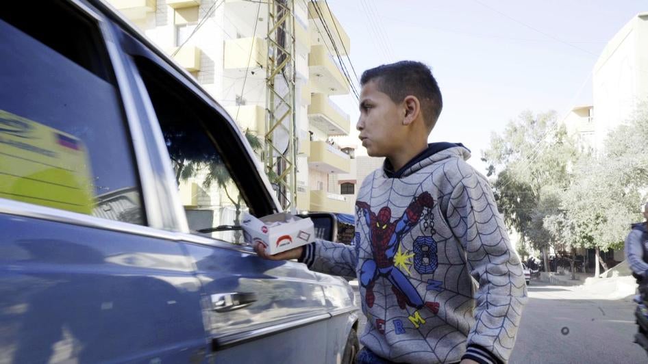 Nizar, de 10 anos, não tem ido a escola no Líbano desde que chegou da periferia de Damasco, em 2011. Ele vende doces nas ruas de Monte Líbano todos os dias para ajudar sua família.