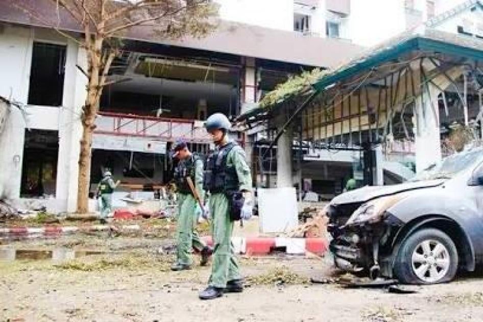 泰国安全人员勘查遭炸弹攻击的南方美景酒店（Southern View Hotel），北大年府，2016年8月23日。