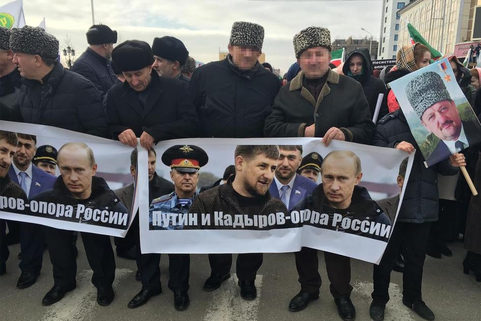 Des hommes portant des banderoles avec le slogan « Poutine et Kadyrov sont la fondation de la Russie » lors d’un rassemblement dans la capitale de la Tchétchénie, Grozny, en janvier 2016.