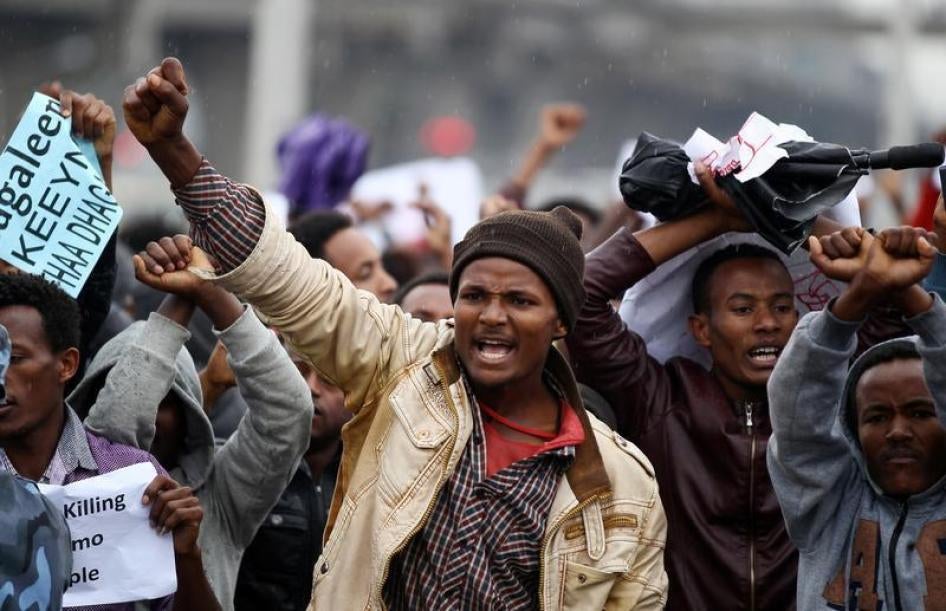 Manifestantes entoam lemas durante um protesto sobre o que chamam de injusta distribuição de renda no país na Praça Meskel na capital da Etiópia, Adis Abeba, no dia 06 de agosto de 2016