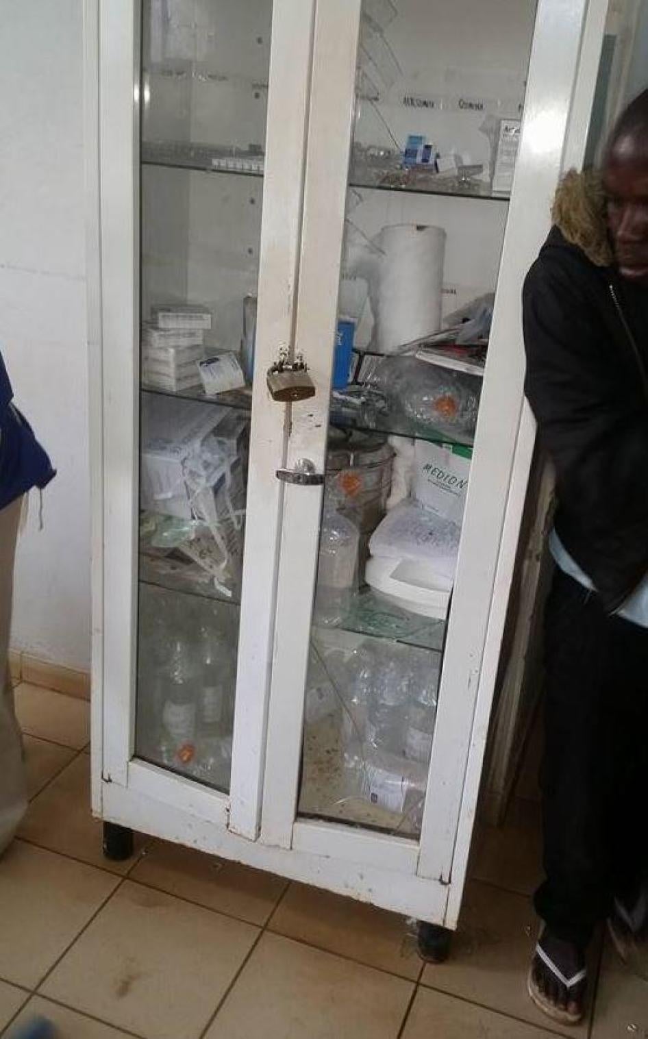 Armário de medicamentos danificado no Hospital Distrital de Morrumbala, após o ataque por homens armados da RENAMO, no dia 12 de Agosto de 2016. 