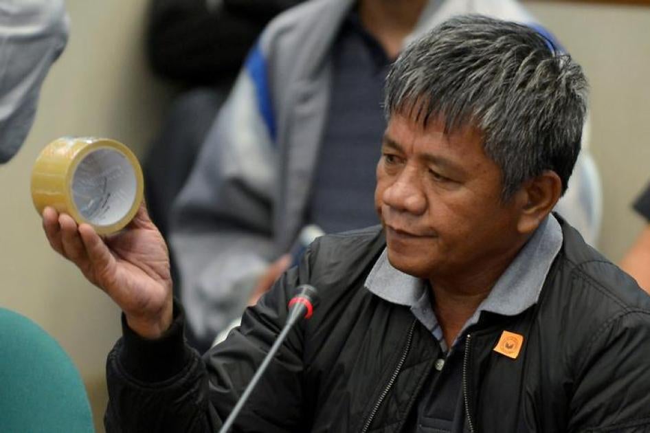 自承曾任杀手的埃德加・马托巴托，在参议院关于涉毒案法外杀人的听证会上，展示他自称过去用来杀人的同式样透明胶带，菲律宾马尼拉帕赛市，2016年9月15日。