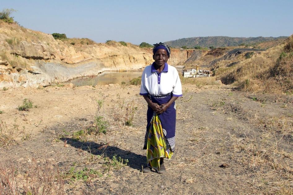 나곰바 에(Nagomba E.), 75세, 카롱가(Karonga) 지역 음와불람보(Mwabulambo)에 그녀의 집이 있었던 곳에 서있음,그녀와 가족들은 토지가 석탄 채굴에 필요하다는 이유로 2008년 이전 명령을 받음.