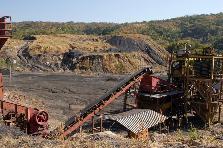 巨大的采矿机具在姆瓦布兰博的伊兰德煤矿场于2015年关闭后遭到弃置。当地人表示，他们事前不知道矿场要被关闭，也不了解采矿业者打算如果减轻废弃矿场造成的危害。