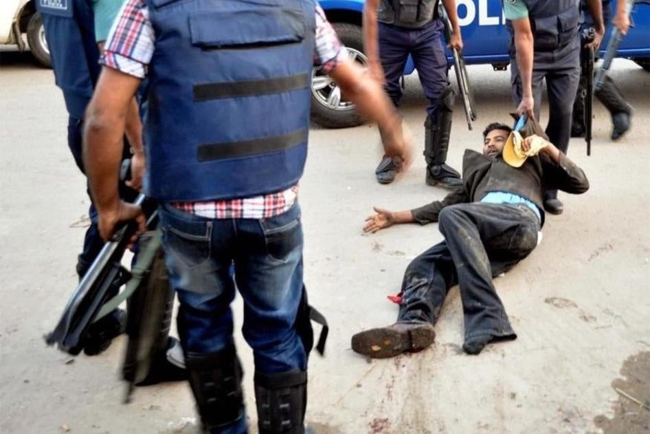 Mahbub Kabir, un collaborateur d’un journal favorable au parti d’opposition Jamaat-e-Islami au Bangladesh, gît par terre à Dhaka le 18 mars 2013 après avoir été interpellé par la police et blessé par balle à la jambe, selon des témoins.