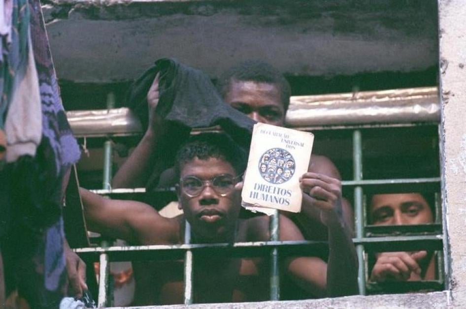 Detentos no Carandiru, onde 111 presos morreram durante ação policial, dizem aos jornalistas que o incidente foi um "massacre" e fazem apelo para que grupos de direitos humanos investiguem as condições do centro de detenção perigosamente superlotado.
