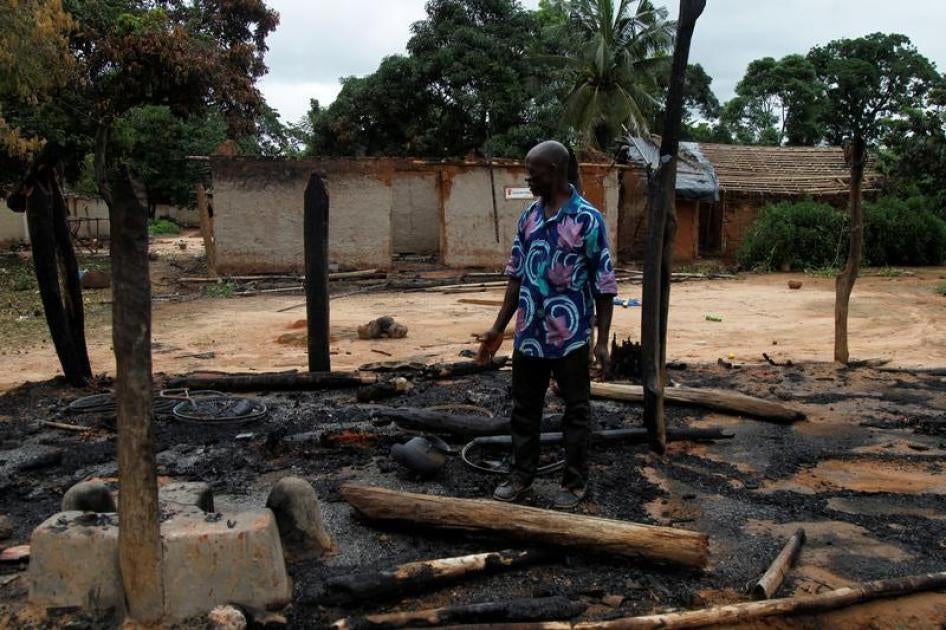 Un agriculteur expulsé du Parc national du Mont Péko (département de Duékoué) dans l’ouest de la Côte d’Ivoire, photographié le 1er août 2016 parmi les décombres de son village situé à l’intérieur du Parc et qui a été partiellement détruit lors de l’opéra