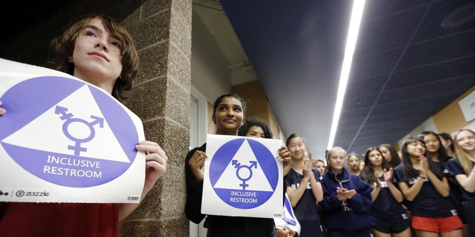 2016年5月17日，位于华盛顿州西雅图的一所高中，学生在欢呼声中张贴跨性别的卫生间标示。