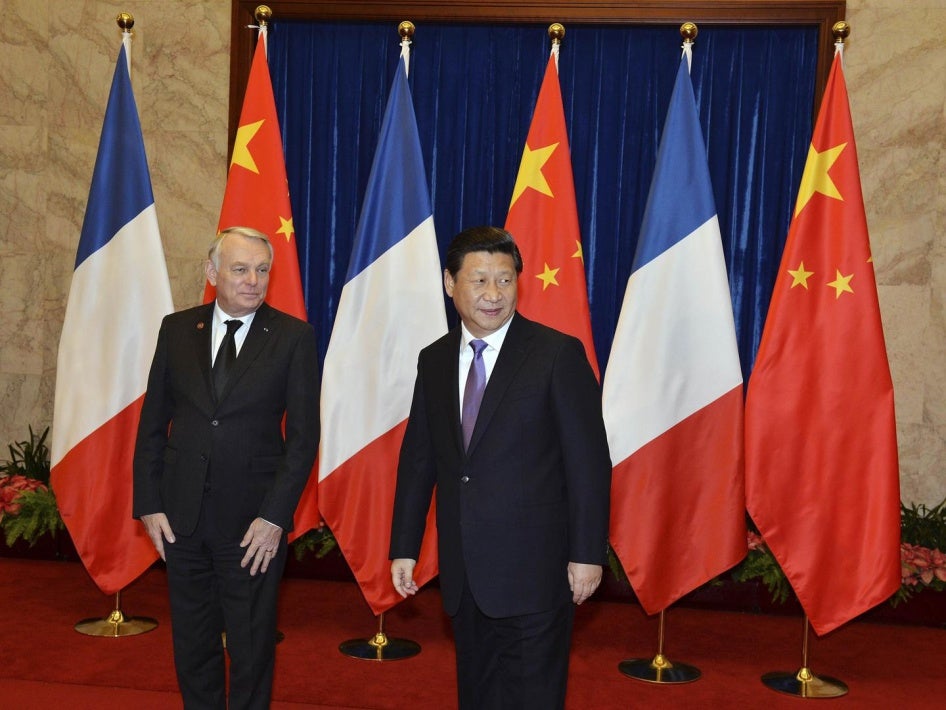 Le ministre français des Affaires étrangères Jean-Marc Ayrault et le président chinois Xi Jinping photographiés au Palais du Peuple à Pékin, en décembre 2013.