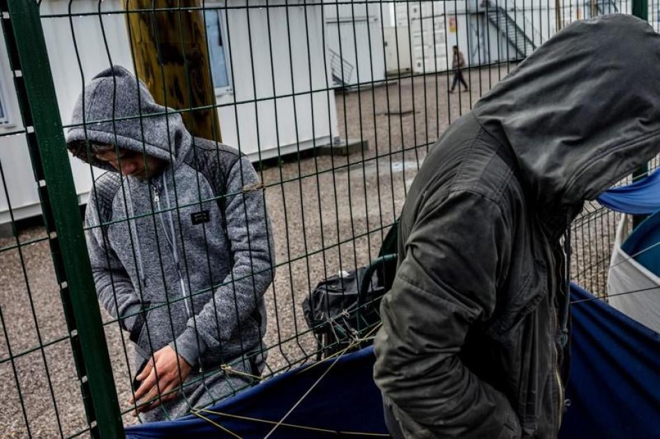 A l’extérieur de conteneurs convertis où les mineurs non accompagnés étaient hébergés pendant que le démantèlement de la « Jungle » de Calais commençait, des centaines de mineurs n’avaient toujours pas été enregistrés au milieu de la semaine.