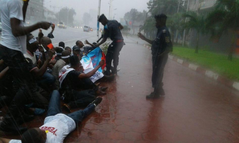 Des policiers congolais procèdent à l’arrestation de membres du mouvement jeunesse Filimbi participant à un sit-in pacifique devant le bureau de l'Union africaine à Kinshasa, le 29 octobre 2016.
