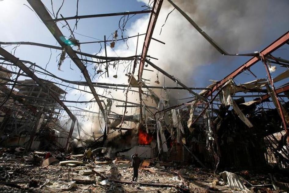 Les décombres d'une salle communautaire à Sanaa, au Yémen, suite à un raid aérien dévastateur mené par la coalition dirigée par l'Arabie saoudite le 8 octobre 2016, alors qu’une cérémonie funéraire se déroulait dans cette vaste salle.