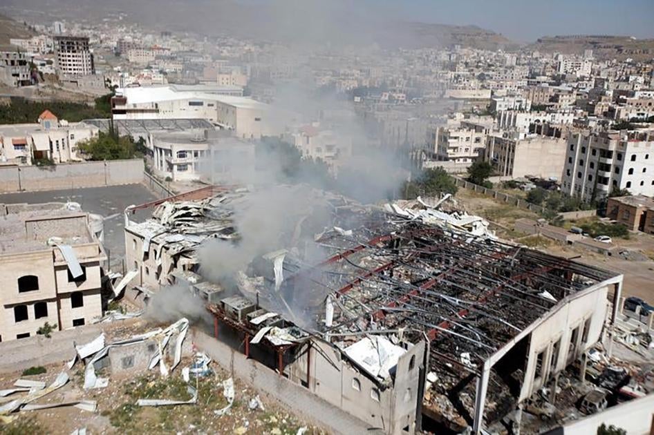 دخان متصاعد من الصالة الكبرى في صنعاء حيث هاجمت طائرات التحالف بقيادة السعودية مراسم عزاء في 8 أكتوبر/تشرين الأول 2016. 