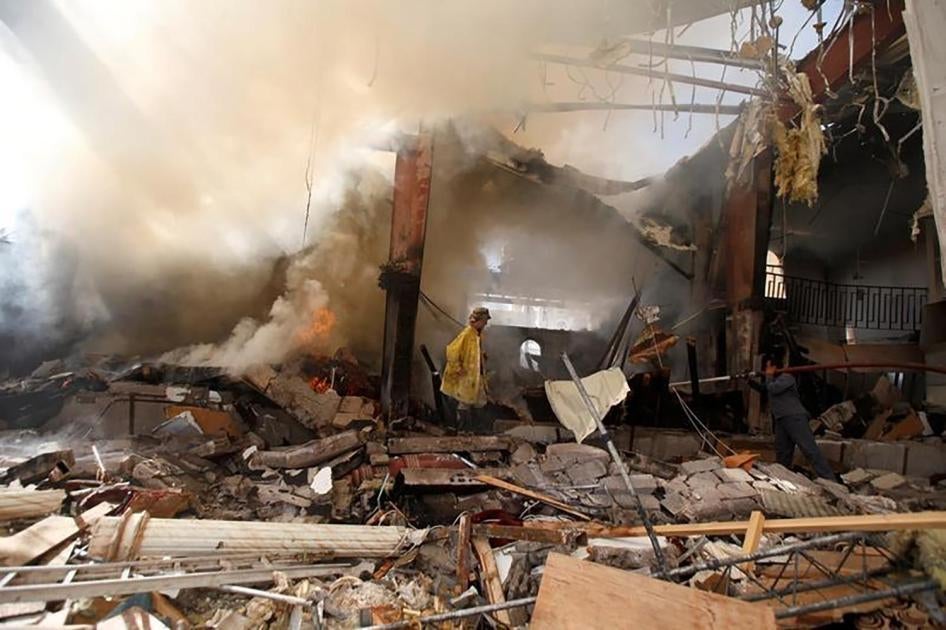 رجال إطفاء يحاولون إخماد حريق شب في الصالة الكبرى في صنعاء حيث هاجمت طائرات التحالف بقيادة السعودية مراسم عزاء في 8 أكتوبر/تشرين الأول 2016. 