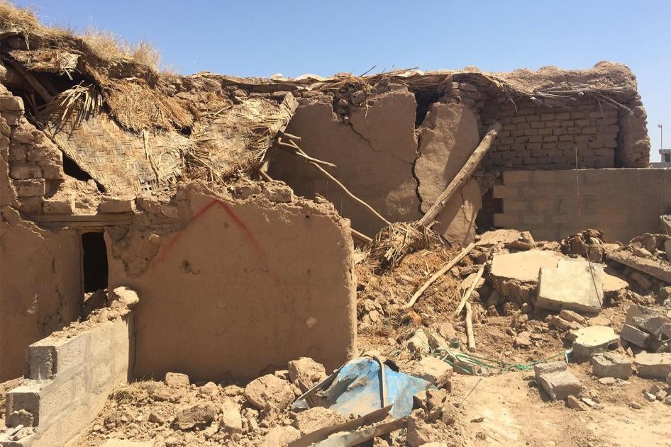 Les décombres d’une maison détruite à Qarah Tappah, en Irak, photographiés en mai 2016. Une grande croix rouge dessinée sur un mur avait signalé que cette maison devait être démolie.