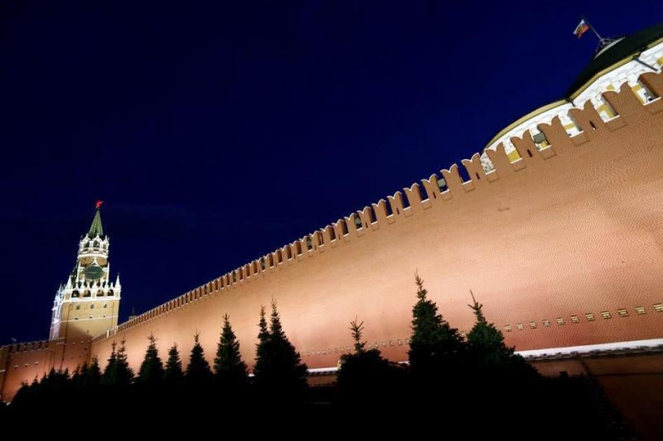 Общий вид на Спасскую башню и Кремлевскую стену. Москва, Россия, 5 мая 2016 года.