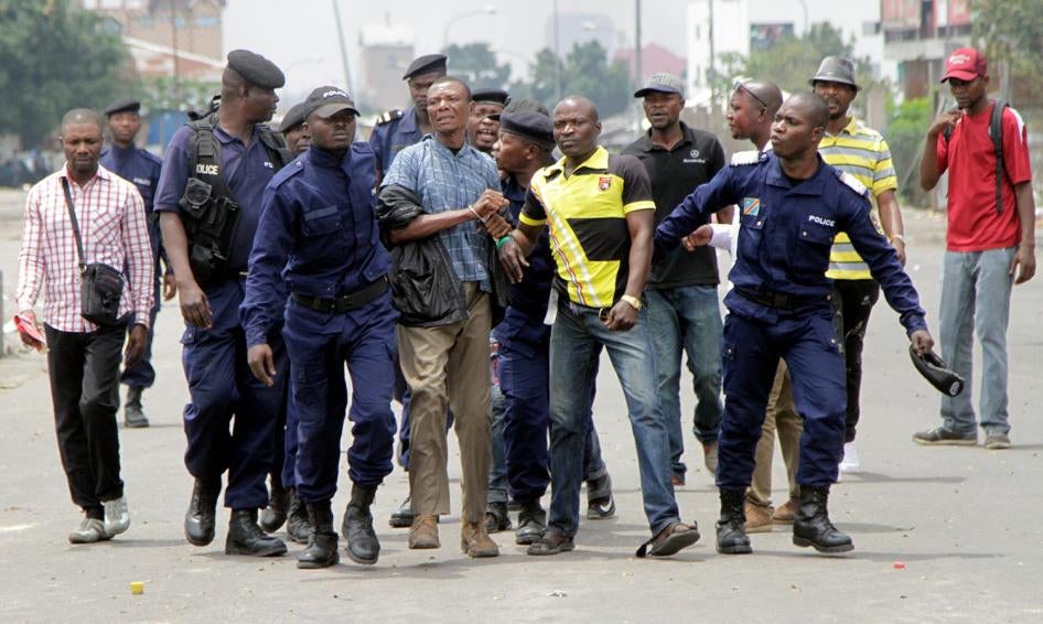 ​Des policiers congolais arrêtent des activistes de l'opposition participant à une marche pour appeler le Président Joseph Kabila à quitter ses fonctions, à Kinshasa, capitale de la RD Congo, le 19 septembre 2016.