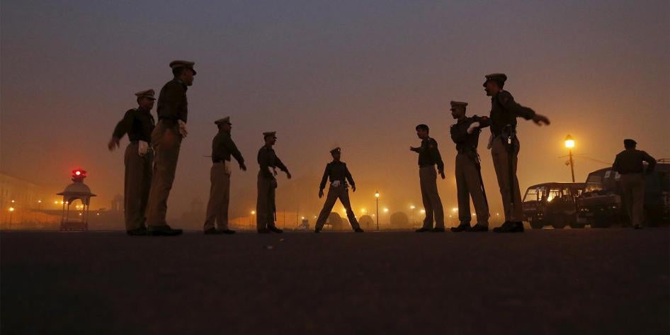 Des policiers indiens participent à un exercice nocturne à New Delhi, en janvier 2016. En Inde, les policiers accusés d'avoir commis des abus ne sont pas toujours tenus responsables de leurs actes.