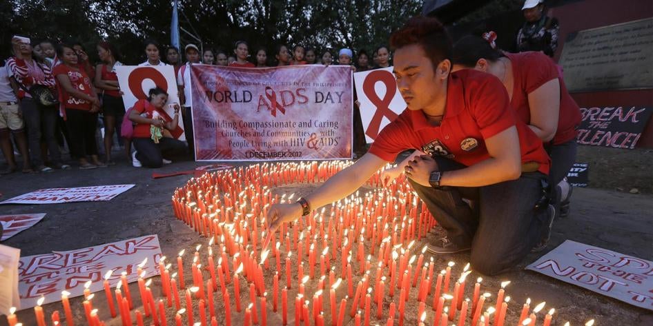 Un homme allume une bougie en hommage aux victimes du sida, lors d’un rassemblement tenu le 1er décembre 2012 à Manille, aux Philippines, à l’occasion de la Journée mondiale de la lutte contre le sida.