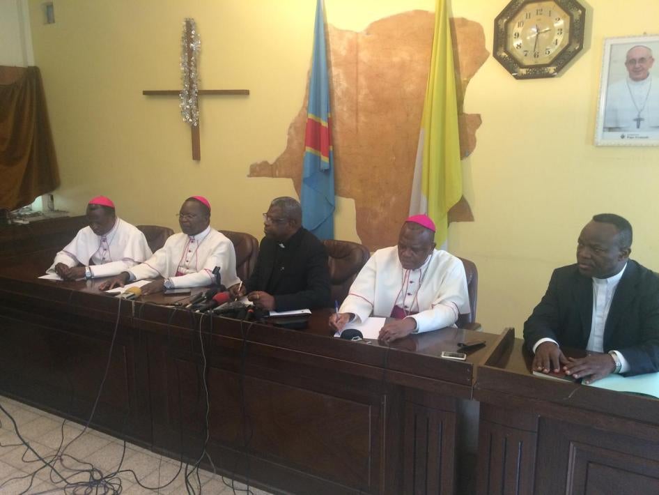 Des archevêques de la Conférence épiscopale nationale du Congo (CENCO) lors d'une conférence de presse à Kinshasa le 2 décembre 2016.