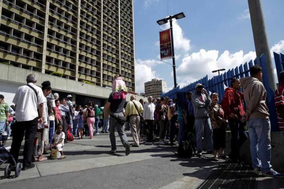 Personas haciendo cola para depositar billetes de 100 bolívares, cerca del Banco Central de Venezuela en Caracas, 16 de diciembre de 2016.