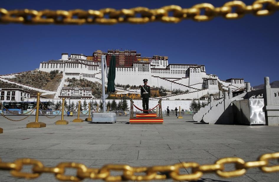 Un membre de la police paramilitaire chinoise monte la garde devant le palais du Potala à Lhassa, dans la Région autonome du Tibet, le 17 novembre 2015.