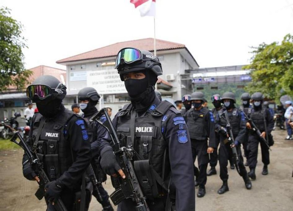 押送死囚前往努沙甘邦岸岛的印尼特警，2015年3月4日摄。