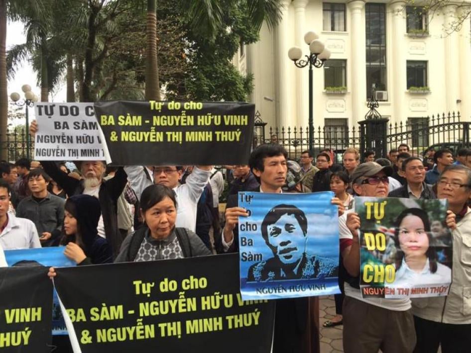 Những người ủng hộ kêu gọi trả tự do cho Nguyễn Hữu Vinh và Nguyễn Thị Minh Thúy bên ngoài phiên tòa sơ thẩm, tháng Ba năm 2016