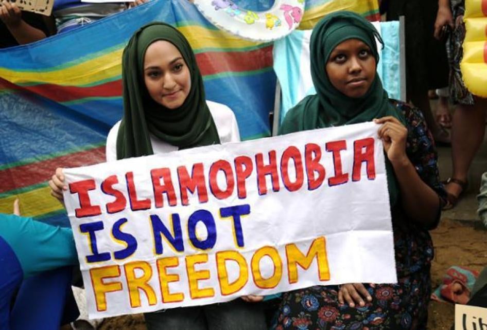 示威民众手持“仇视伊斯兰不是自由”标语，在伦敦法国大使馆前抗议法国政府禁止穿著布基尼，2016年8月25日摄。