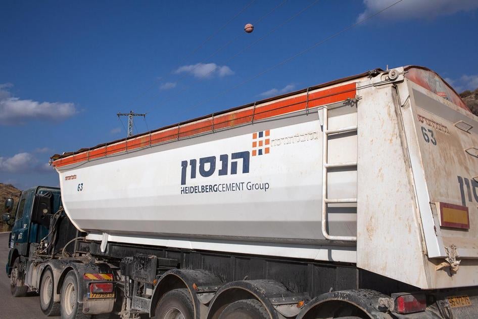 شاحنة تابعة لشركة هايدلبرغ للإسمنت، مكتوب عليها بالعبرية "هنسون"، تغادر مقلع نحل رابا. © يوراي ليبرمان 