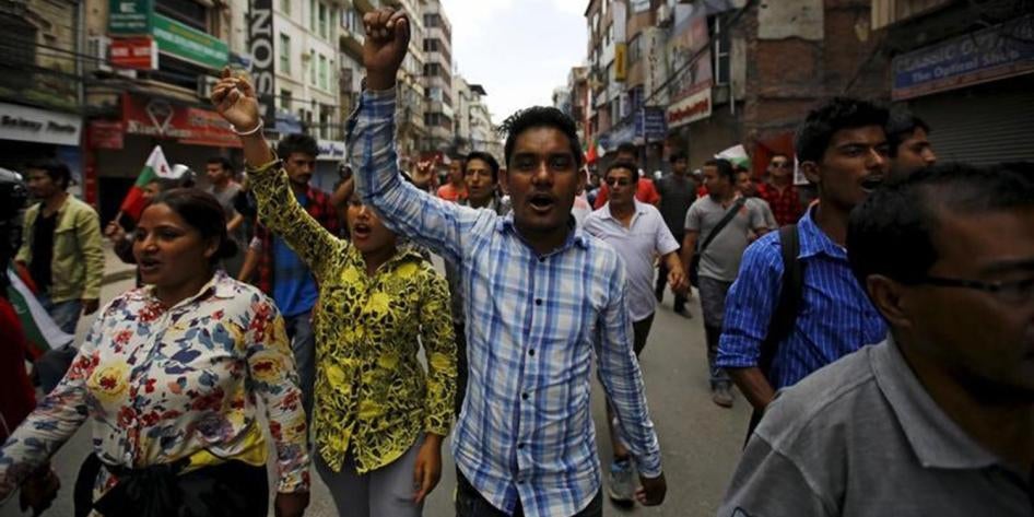 2015年8月23日示威者在尼泊尔加德满都参加尼泊尔原住民族联盟（ NEFIN ）发起的罢工游行，批评新宪法草案。