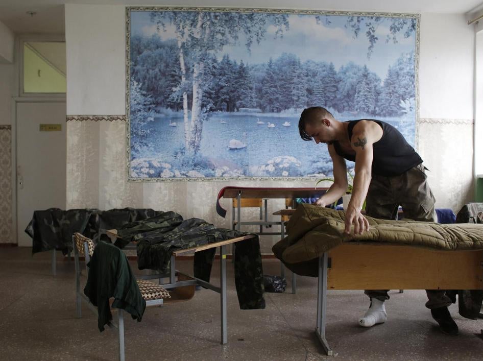 A member of the Donbass battalion makes his bed in a school converted into a base, August 18, 2014 in the small town of Popasna. © 2014 AFP/Getty Images/Anatoli Stepanov