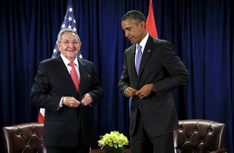El presidente de Estados Unidos Barack Obama y el presidente de Cuba Raúl Castro abren los botones de sus sacos al comienzo de su reunión en la Asamblea General de Naciones Unidas en Nueva York, el 29 de septiembre de 2015.  