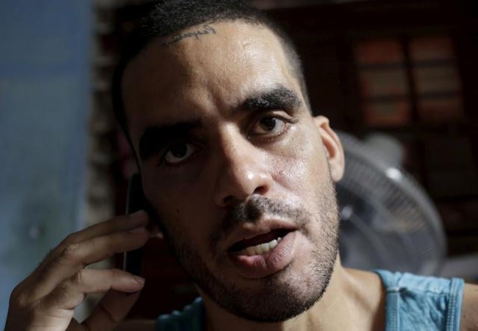 El grafitero cubano Danilo Maldonado hace una llamada con su teléfono celular en su casa en La Habana, el 20 de octubre de 2015.
