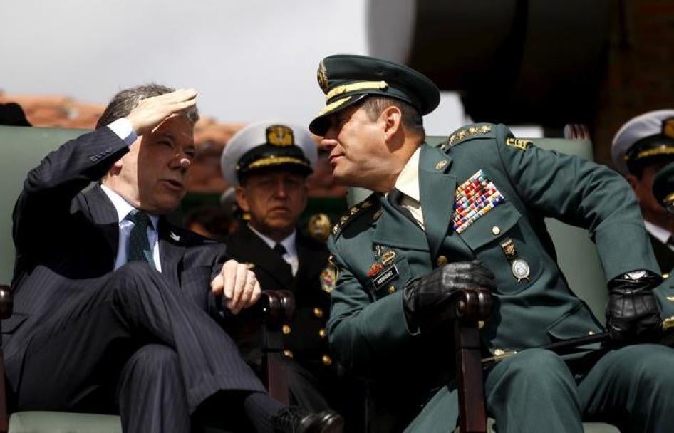 El presidente de Colombia, Juan Manuel Santos, habla con el Comandante General de las Fuerzas Militares de Colombia, Juan Pablo Rodríguez Barragán, durante un evento sobre la presentación de nuevos líderes militares, el 9 de julio de 2015.