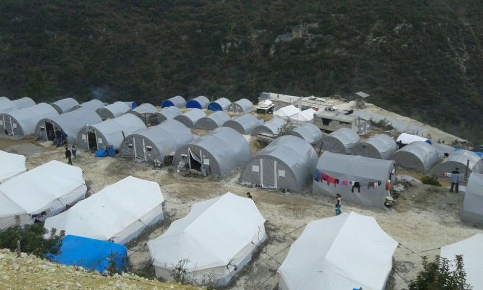 Suriye’nin Türkiye sınırı yakınlarında yerinden edilmiş kişiler için kurulan Hirmaş Kampı Nisan 2016 ortaları itibariyle yaklaşık 2,000 kişiyi barındırıyordu.