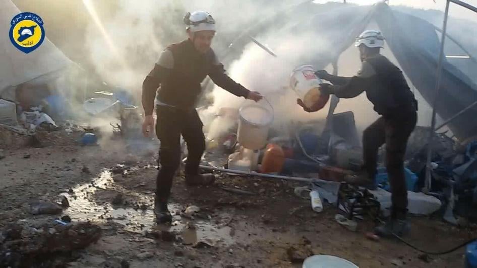 أعضاء محليون من الدفاع المدني السوري يخمدون النار في خيمة، بعد أن قصفت قوات الحكومة السورية مخيم خرماش للنازحين على الحدود التركية في سوريا في 15 أبريل/نيسان 2016.