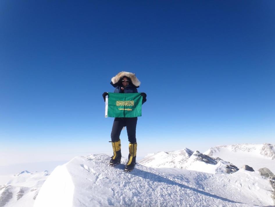 瑞荷・穆赫拉克（Raha Moharrak）在埃佛勒斯峰顶与沙特阿拉伯国旗合影，她是登上世界最高峰的首位沙特女性和最年轻的阿拉伯人。由于在沙国缺乏训练设施，穆赫拉克无师自通学会登山。挑战埃佛勒斯峰之前，她在一年之内完成了八次登顶。